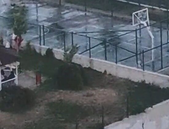 Ankara’da iki kardeşe saldıran pitbullun sahibinin, köpeğini tasmasız ve ağızlıksız gezdirdiği görüntüler ortaya çıktı