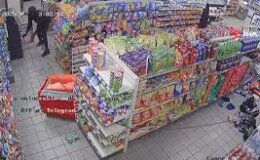 ABD’de hırsızlar çalıntı araçla market ATM’sini yerinden söktü