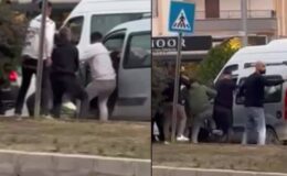 Mersin’de trafikte yaşanan olayda bir sürücüyü darbeden şüphelilerden 3’ü tutuklandı, olaya karışan 3 şahsa da adli kontrol şartı getirildi. Olay anı cep telefonu kamerasına yansıdı.